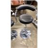 Image 3 : 2 GAS LIFT BAR STOOLS