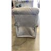 Image 3 : GOLDEN LIFT CHAIR - WORKING
