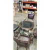 Image 3 : ROUND GLASS TOP TABLE AND 4 METAL CHAIRS