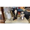 Image 1 : 2 XMAS FIGURES AND MILK GLASS VASE