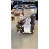 Image 2 : 2 XMAS FIGURES AND MILK GLASS VASE