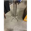 Image 2 : 8 ARM COAT RACK WITH HOOKS