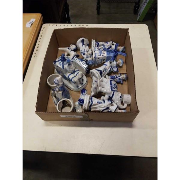 TRAY OF BLUE AND WHITE FIGURES