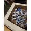 Image 2 : TRAY OF BLUE AND WHITE FIGURES