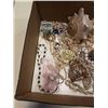 Image 2 : BOX OF SHELLS AND SHELL JEWELRY