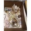 Image 3 : BOX OF SHELLS AND SHELL JEWELRY