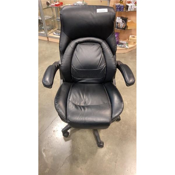 BLACK LEATHER LAZYBOY HIGHBACK GAS LIFT OFFICE CHAIR