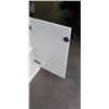 Image 6 : WHITE 2 DOOR LOCKING CABINET WITH KEY