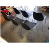 Image 3 : 4 STACKING DINING CHAIRS