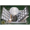 Image 1 : BUNDLE OF RESTAURANT MISC INCLUDING BUS PAN