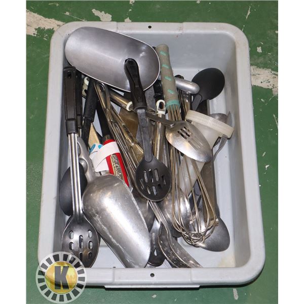 BUS PAN FULL OF ASSORTED RESTAURANT SMALLWARES