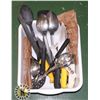 Image 1 : CONTAINER OF MISC RESTAURANT INCLUDING KNIVES,