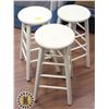 Image 1 : LOT OF 3 WHITE STOOLS