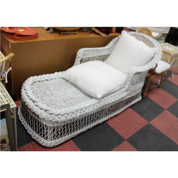 WICKER CHASE LOUNGE CHAIR