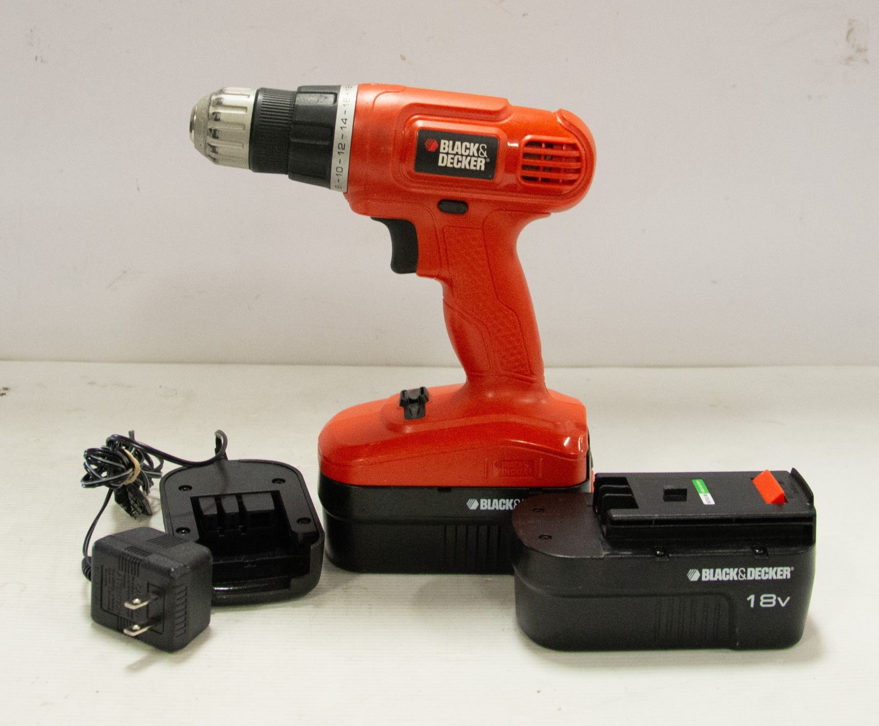 BLACK AND DECKER 18 VOLT CORDLESS DRILL 2