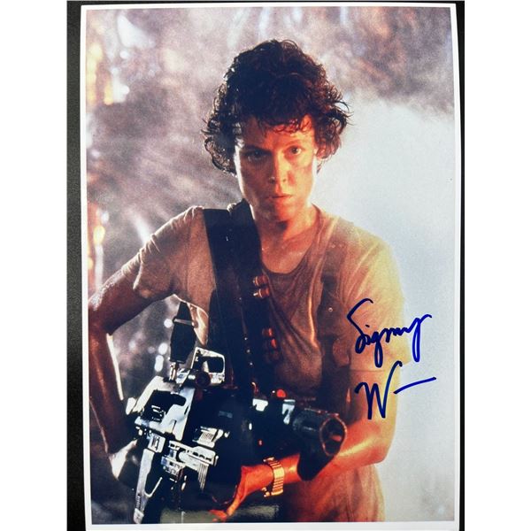 SIGOURNEY WEAVER SIGNED ALIENS 8 X 10 (RA COA)