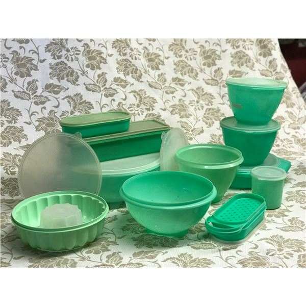 LOT 7. THIS LOT IS A MIX OF BOWLS, LIDS, JELL-O MOLD, CHEESE GRATER, STORAGE SQUARES AND COLANDER, S