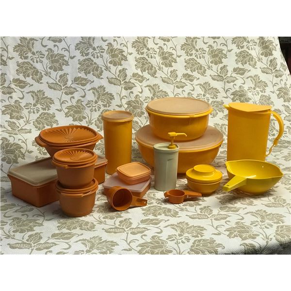 LOT 18. LOT OF ORANGE AND YELLOW MIXTURE OF BOWLS, COLANDER, PICTURE, COOKIE KEEPERS, CONDIMENT PUMP