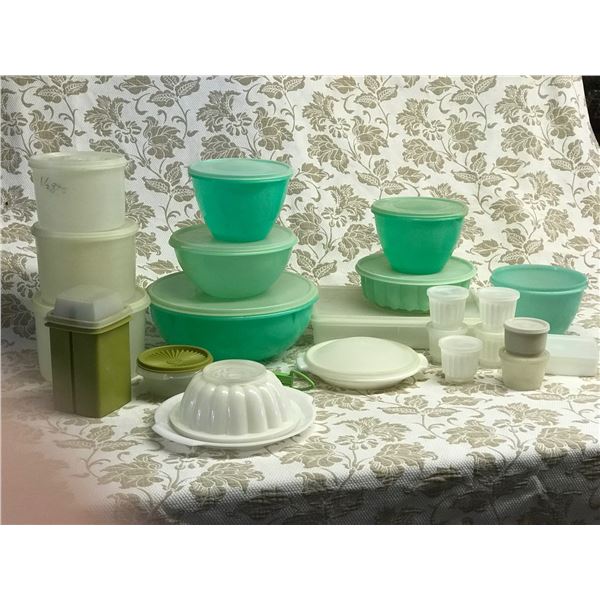 LOT 19. GREEN AND CLEAR: BOWLS, JELLO CUPS, MEASURING SPOONS, CANISTERS, MORE, SEE PICTURES