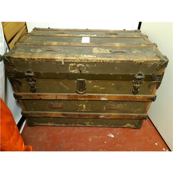 Antique Trunk Cat C