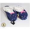 Image 1 : 2 NEW PAIRS OF STAR SLIPPERS 1 SIZE 2/3 1 SIZE