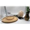 Image 2 : Cheese board, salt lamp lot