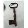 Image 3 : Antique padlock and skeleton keys