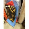Image 2 : BLUE AND RED CARPETS AND THROW PILLOW