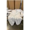 Image 8 : NEW BEEKEEPERS SUIT WITH 2 PAIRS OF GLOVES AND BEEHIVE ENTRANCE