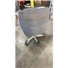 Image 8 : 2 GAS LIFT OFFICE CHAIRS