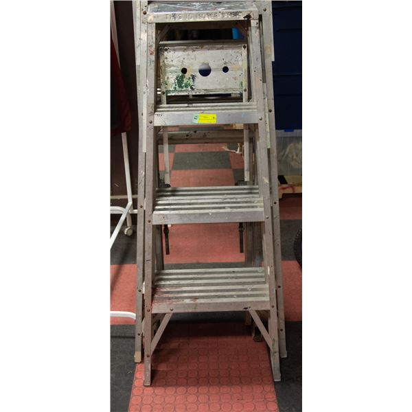 ALUMINUM STEP LADDER- 4' FOOT
