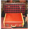 Image 1 : 2 LARGE VINTAGE DECORATORS SUITCASES
