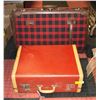 Image 1 : 2 LARGE VINTAGE DECORATORS SUITCASES