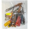 Image 1 : LOT OF 18 CHISELS VARIOUS MAKERS/SIZES