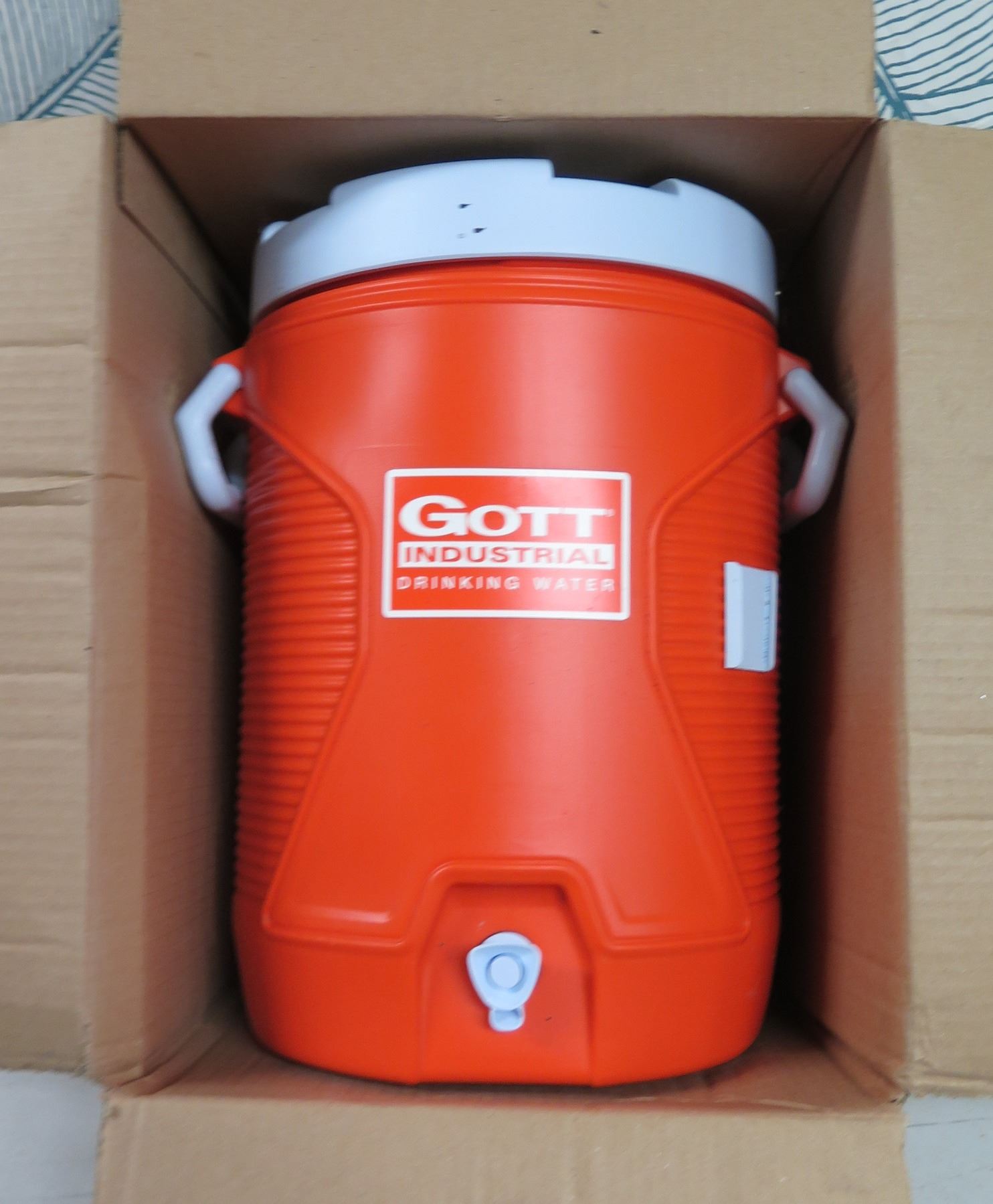 Rubbermaid Gott Industries 5 Gallon Water Cooler New in Box