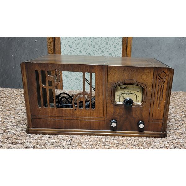 1940s Viking Radio With Walnut Cabinet