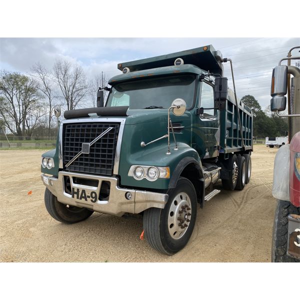 2005  VOLVO VHD64B Dump Truck