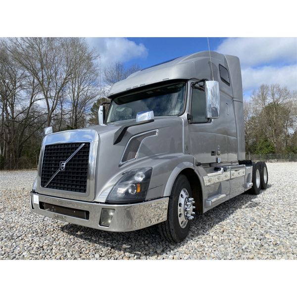 2016 VOLVO VN Sleeper Truck