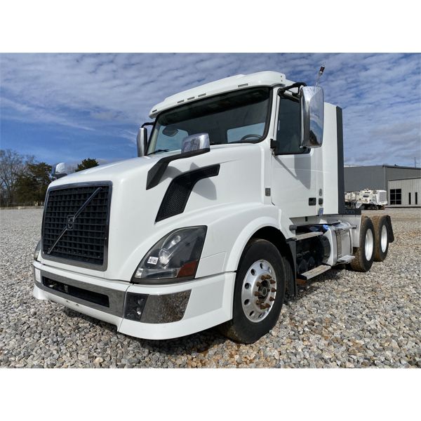 2014 VOLVO VN Day Cab Truck