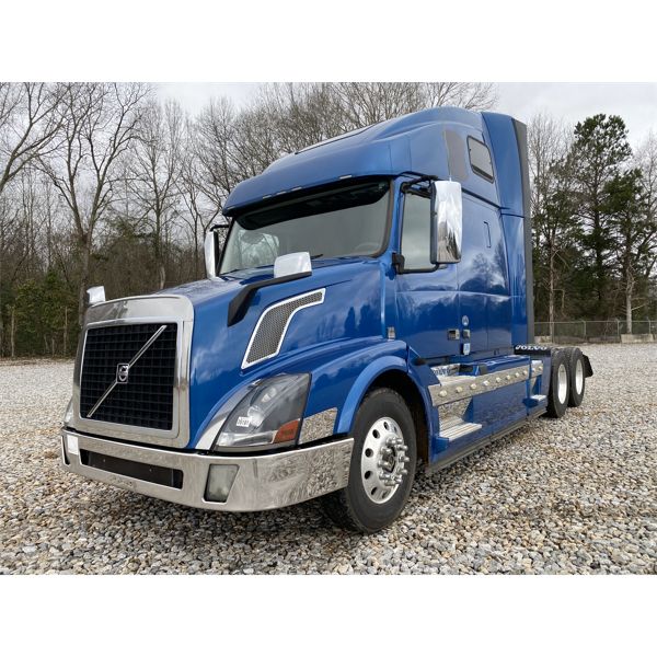 2016 VOLVO VN Sleeper Truck
