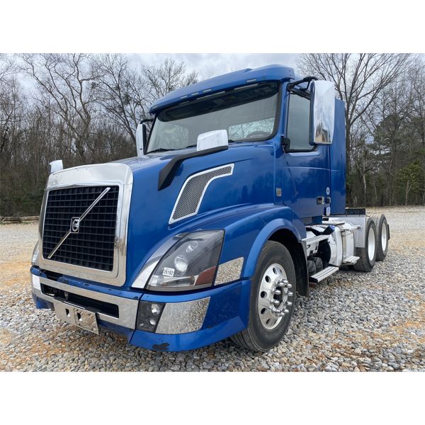 2015 VOLVO VN Day Cab Truck