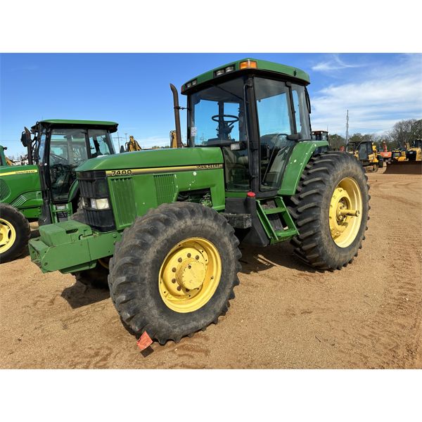 JOHN DEERE 7400 Farm Tractor