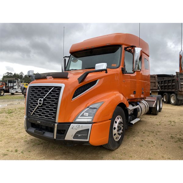 2019 VOLVO VNL64T Sleeper Truck