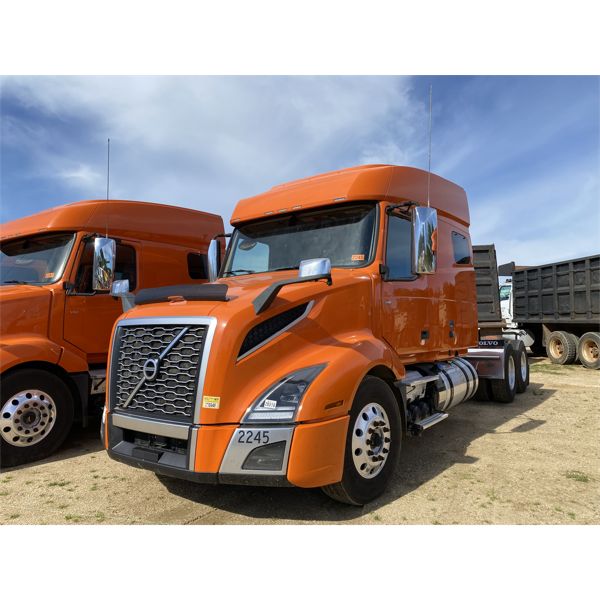 2019 VOLVO VNL64T Sleeper Truck