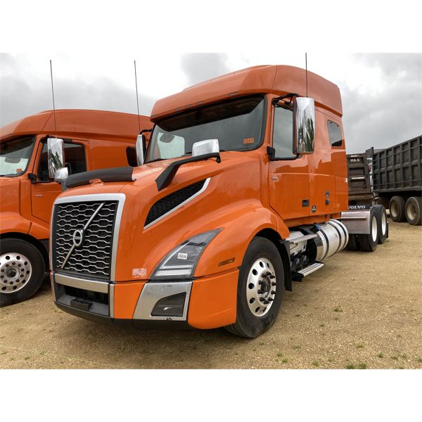 2019 VOLVO VNL64T Sleeper Truck