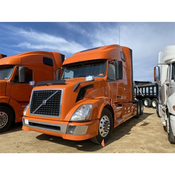 2014 VOLVO VNL64T Sleeper Truck