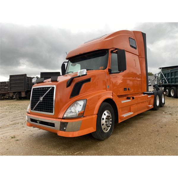 2014 VOLVO VNL64T Sleeper Truck