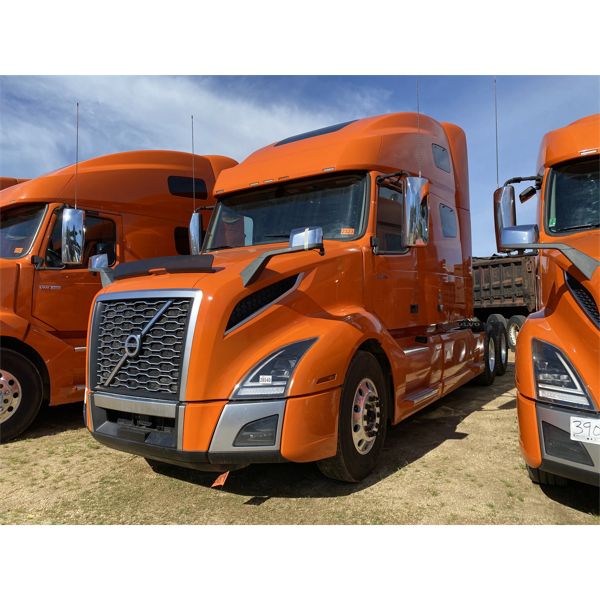 2020 VOLVO VNL64T Sleeper Truck