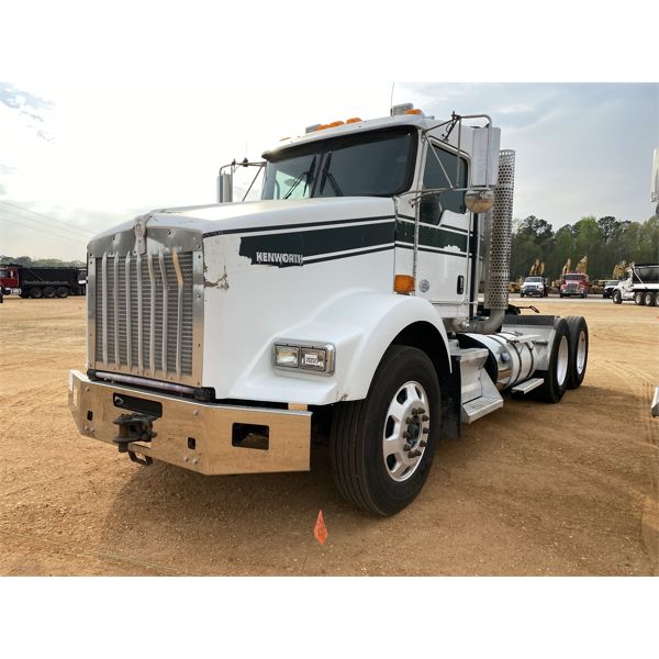 2014 KENWORTH T800 Day Cab Truck