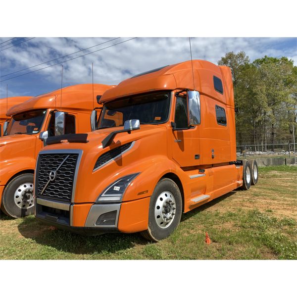 2020 VOLVO VNL64T Sleeper Truck